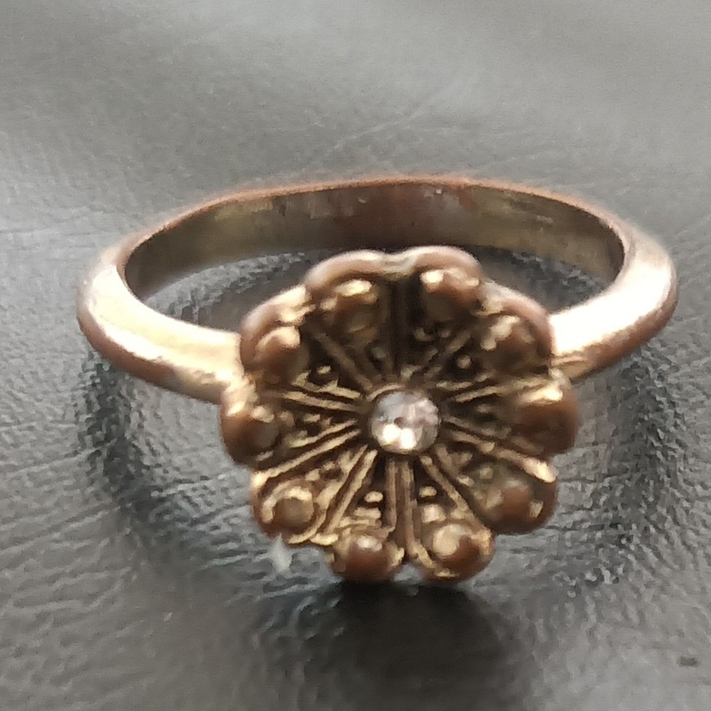 Elegant Gold Floral Ring